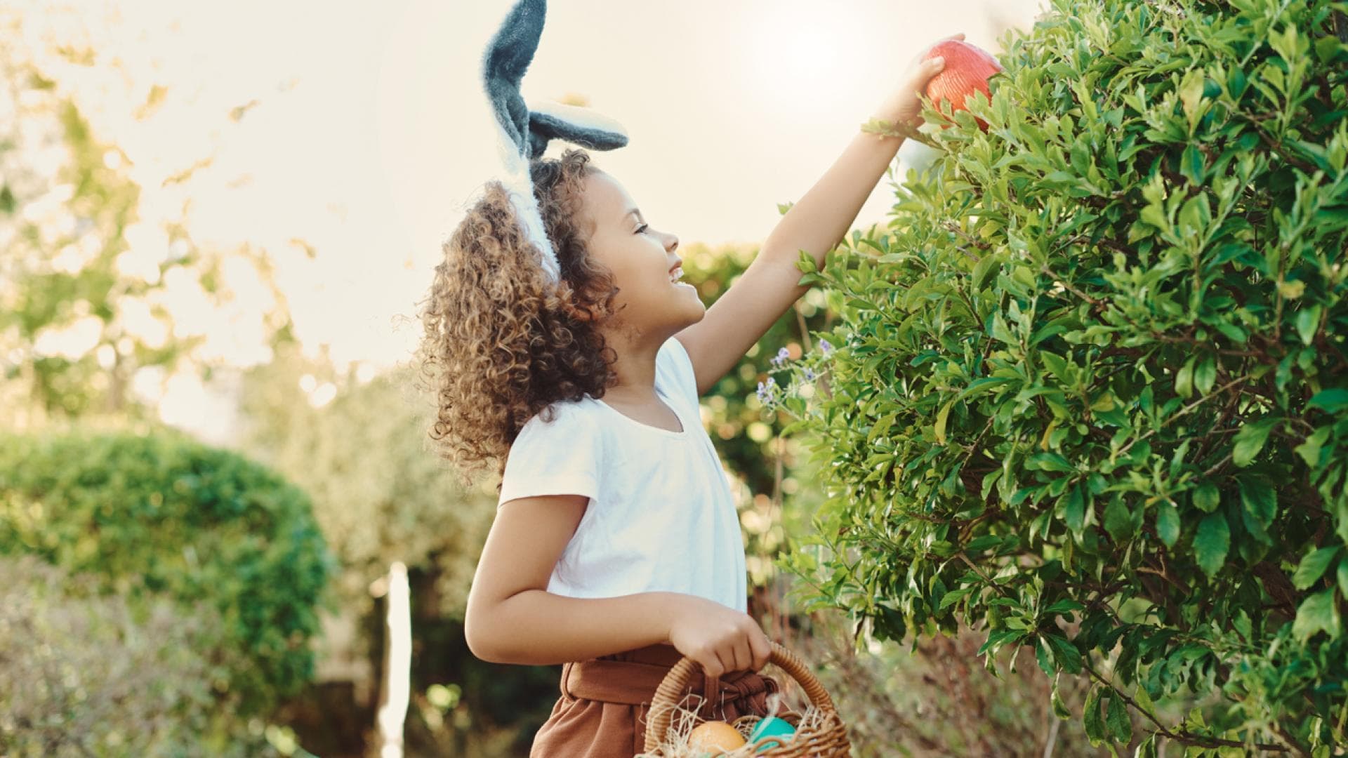Auf der Suche nach den passenden Geschenken für Osternest: bei unserem Ostergewinnspiel könnt ihr tolle Preise gewinnen. Kind sucht nach Ostereiern – unsere Ostergewinnspiele halten besonders tolle Überraschungen für Kinder und Familien parat.