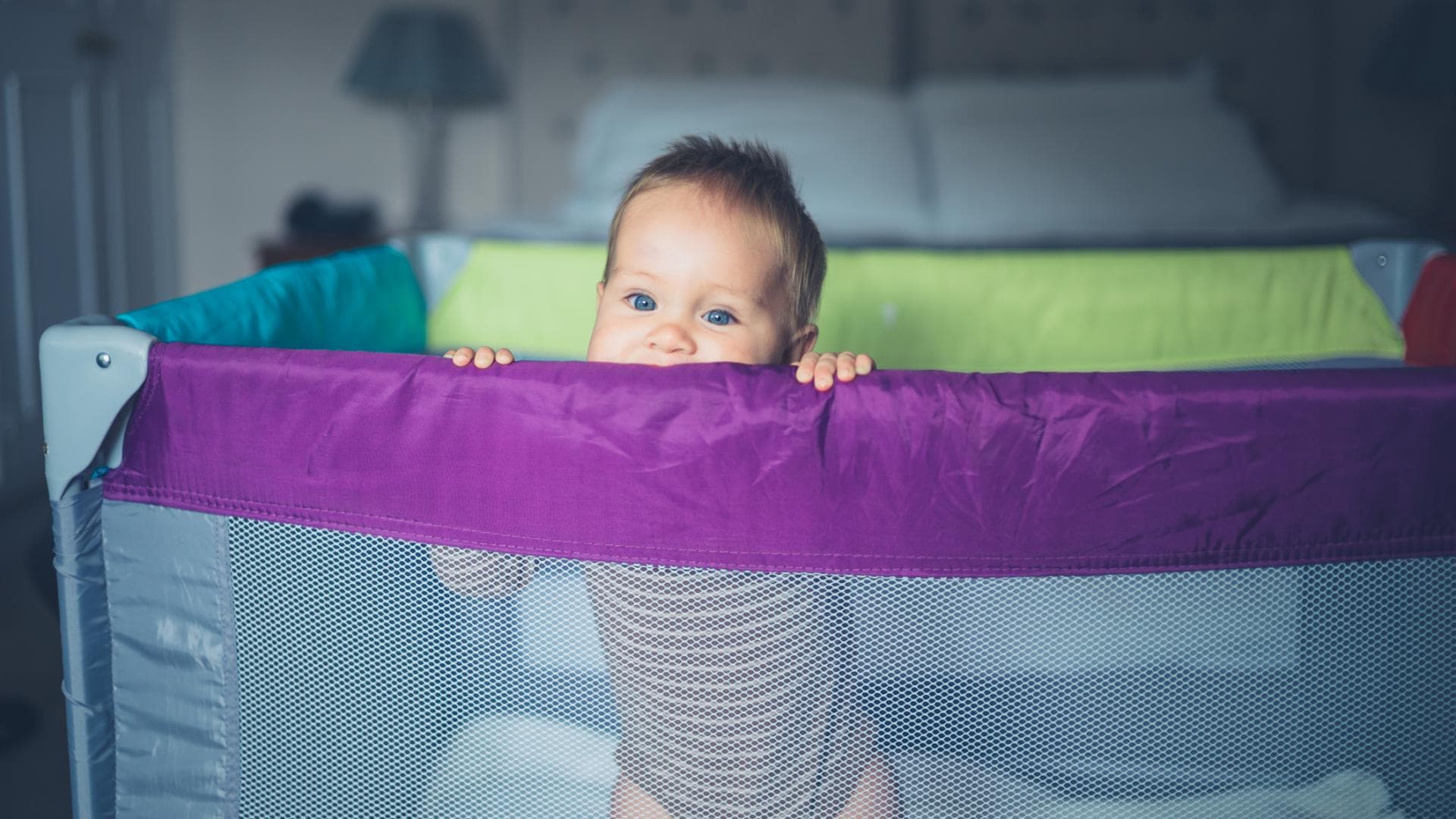 Baby schaut aus Reisebett Baby schaut aus Reisebett