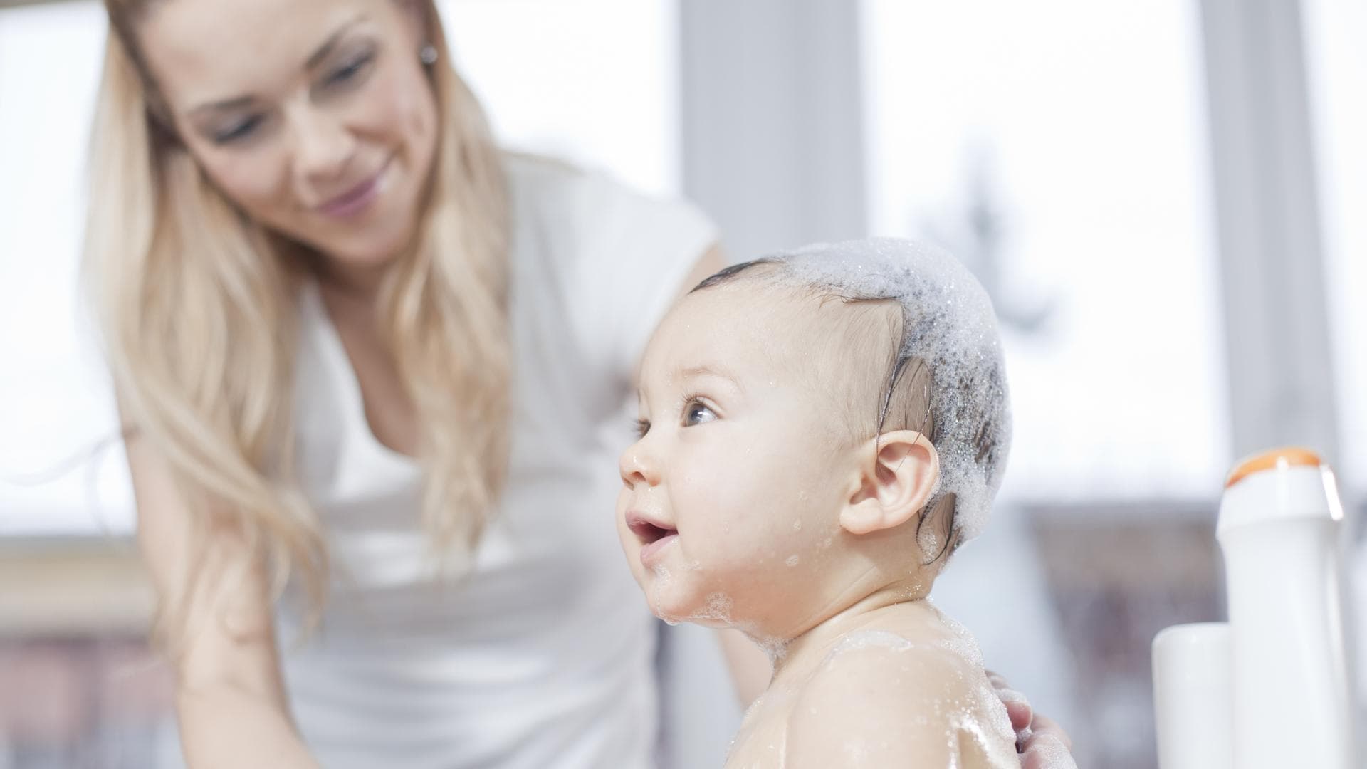 Baby sitzt in faltbarer Babywanne