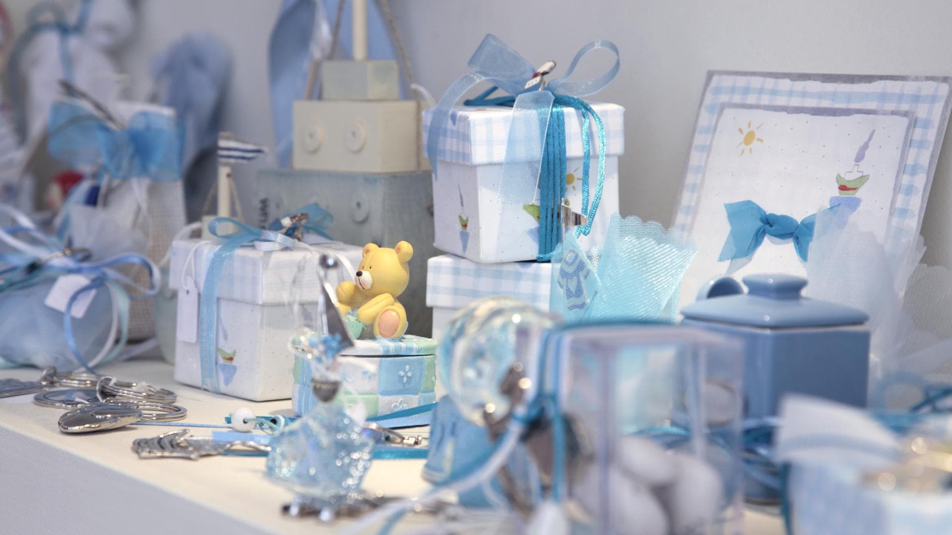 Personalisierte Geschenke für ein Baby auf Tisch Personalisierte Geschenke für ein Baby auf Tisch