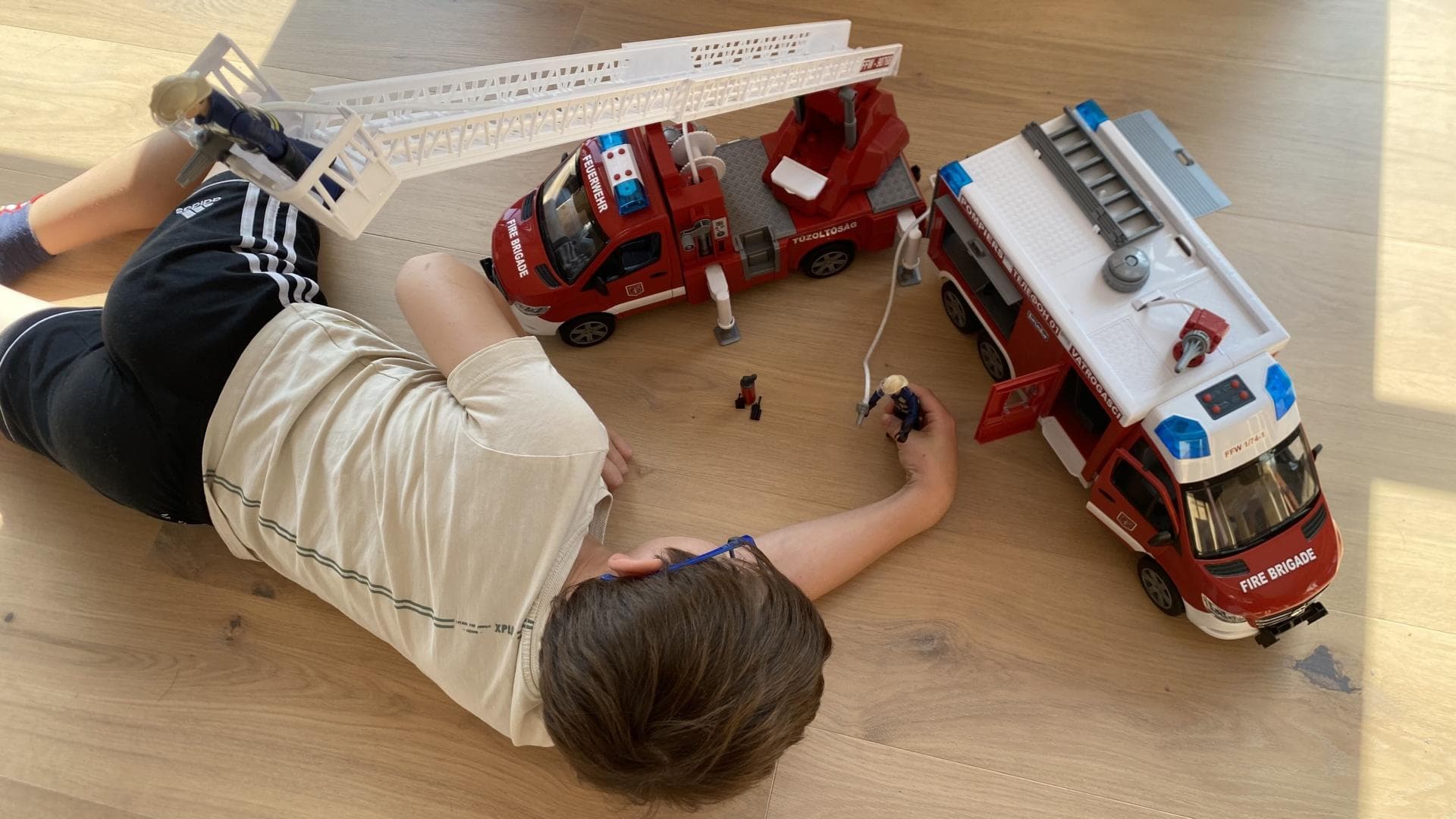 Mama Moniques Sohn ist von der Spielwelt "Feuerwehr" begeistert Mama Moniques Sohn ist von der Spielwelt "Feuerwehr" begeistert