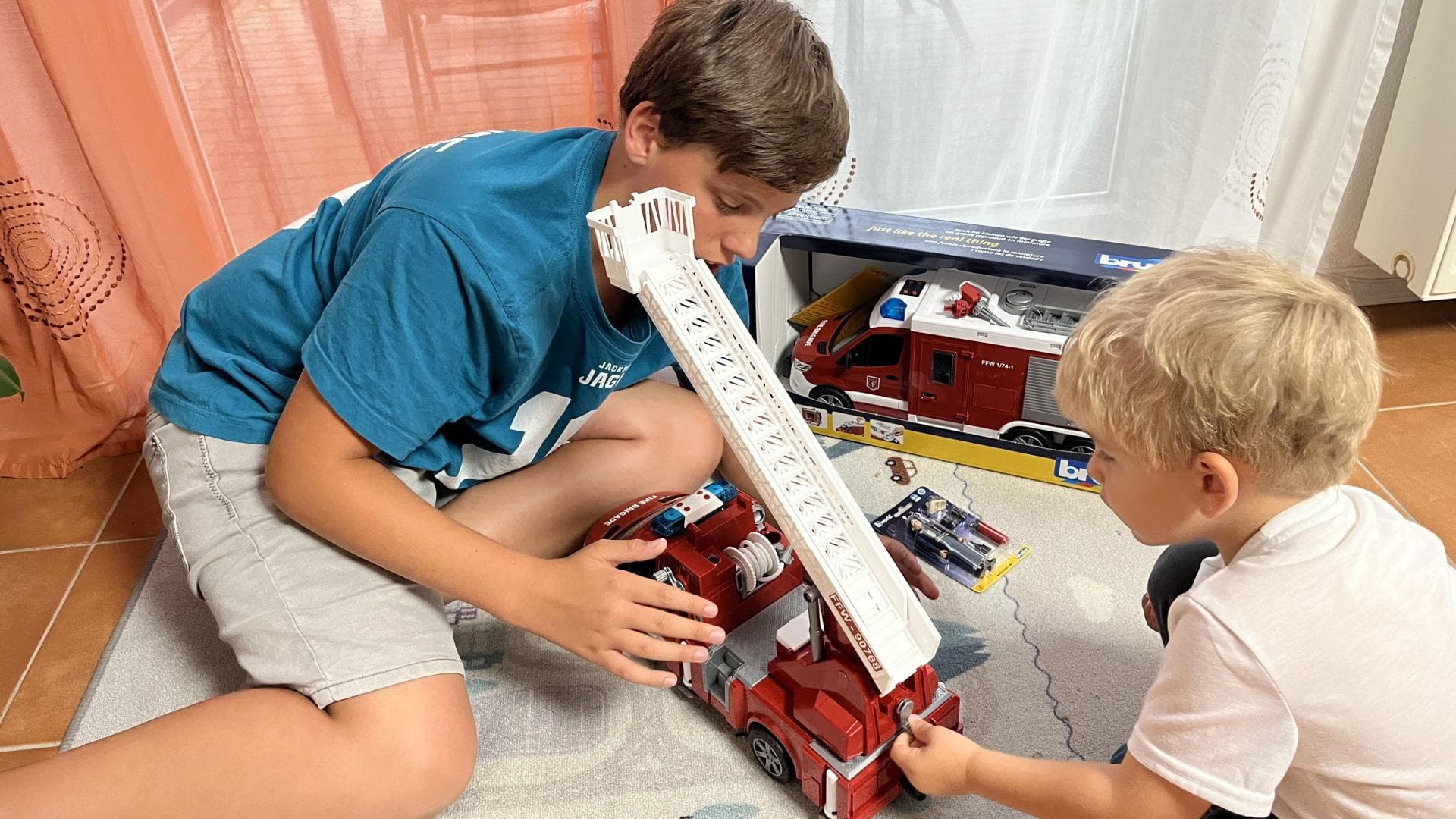 Katrins Söhne sind von der Spielwelt "Feuerwehr" von Bruder begeistert. Katrins Söhne sind von der Spielwelt "Feuerwehr" von Bruder begeistert.