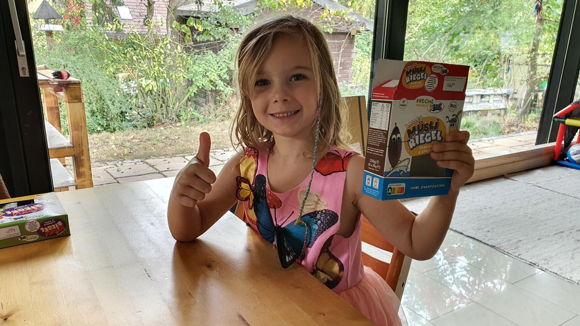 Daumen hoch für die Müsli Riegel von Freche Freunde Kids.