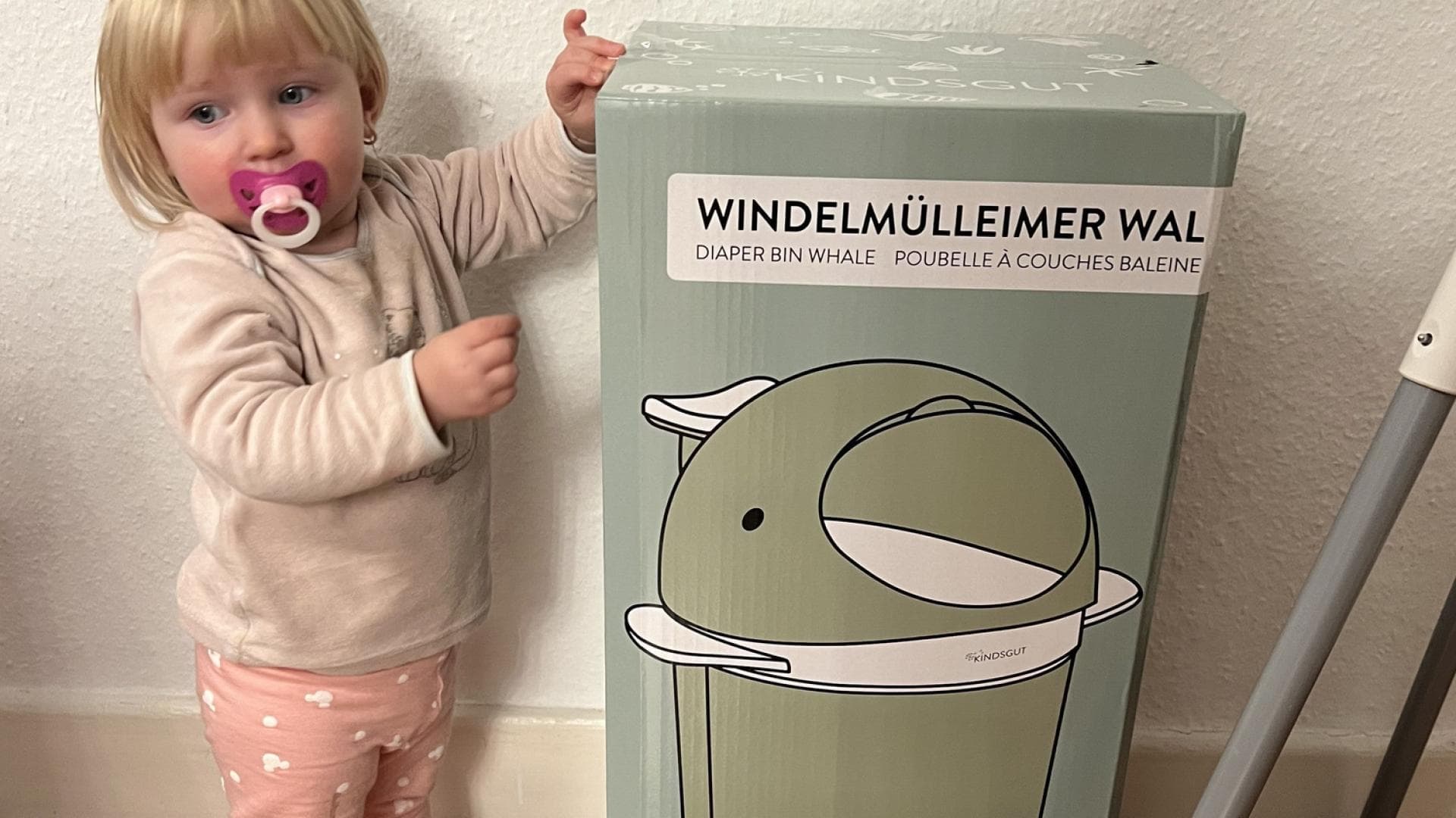 Die Freude über den neuen Windeleimer von Kindsgut ist groß.
