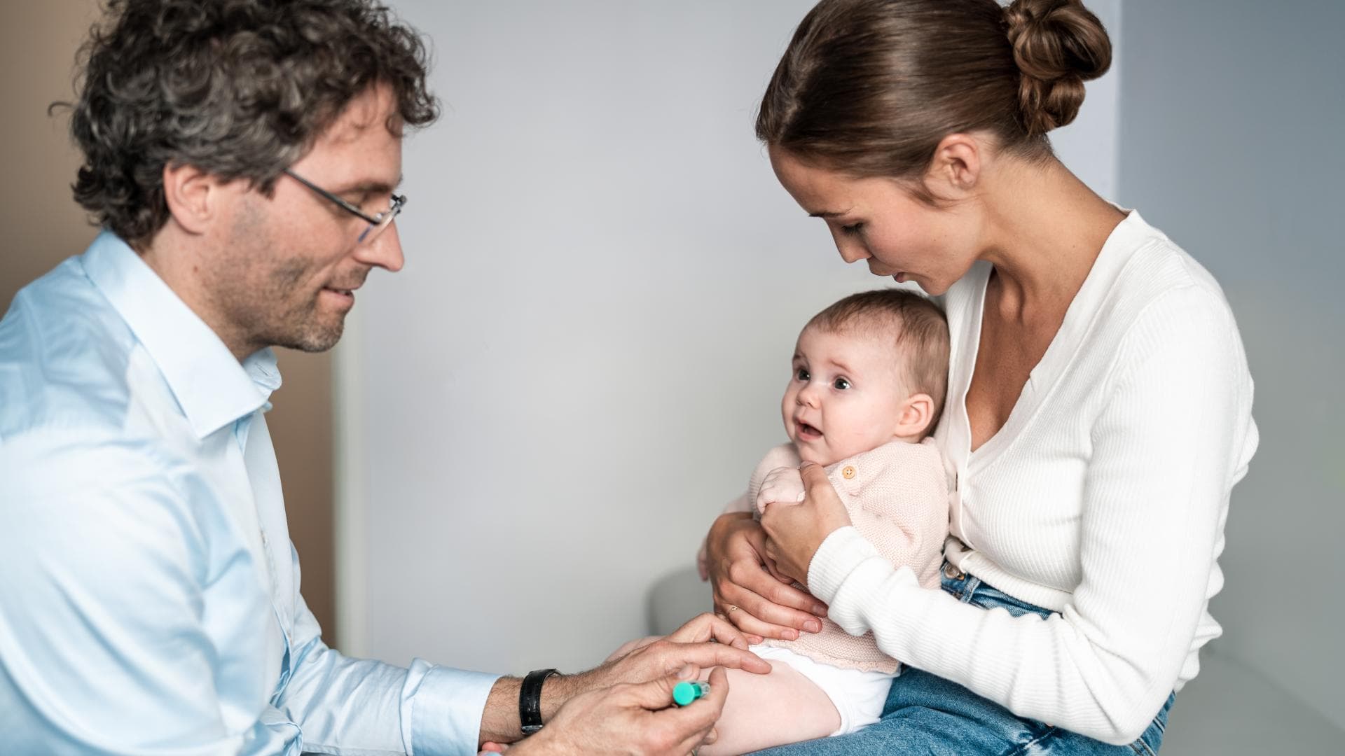 Es gibt unterschiedliche Impfungen gegen Meningokokken – Eltern sollten sich unbedingt beim Kinderarzt informieren. Es gibt unterschiedliche Impfungen gegen Meningokokken – Eltern sollten sich unbedingt beim Kinderarzt informieren.