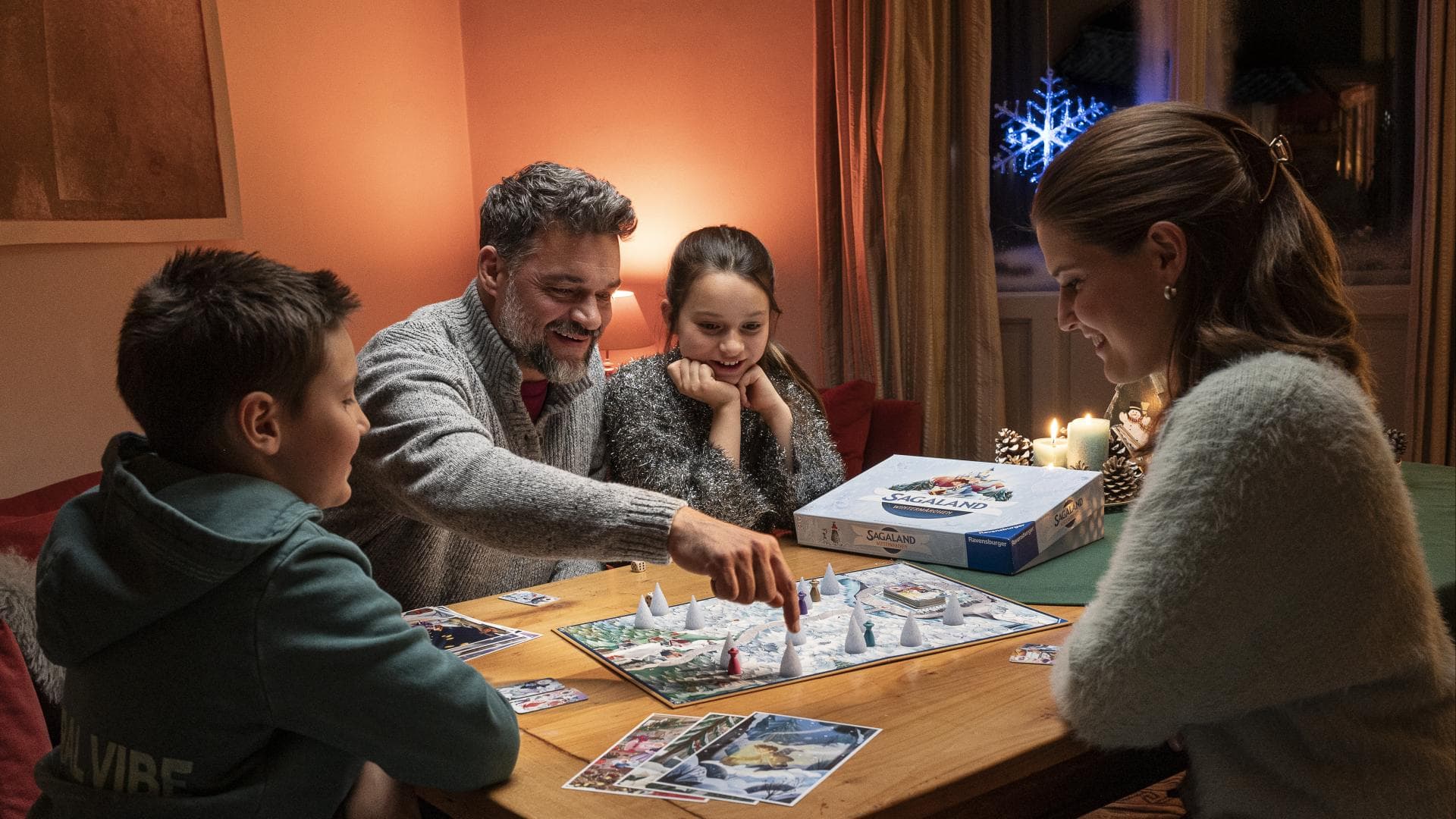 Familie spielt "Sagaland" in der Wintermärchen Edition. Familie spielt "Sagaland" in der Wintermärchen Edition.