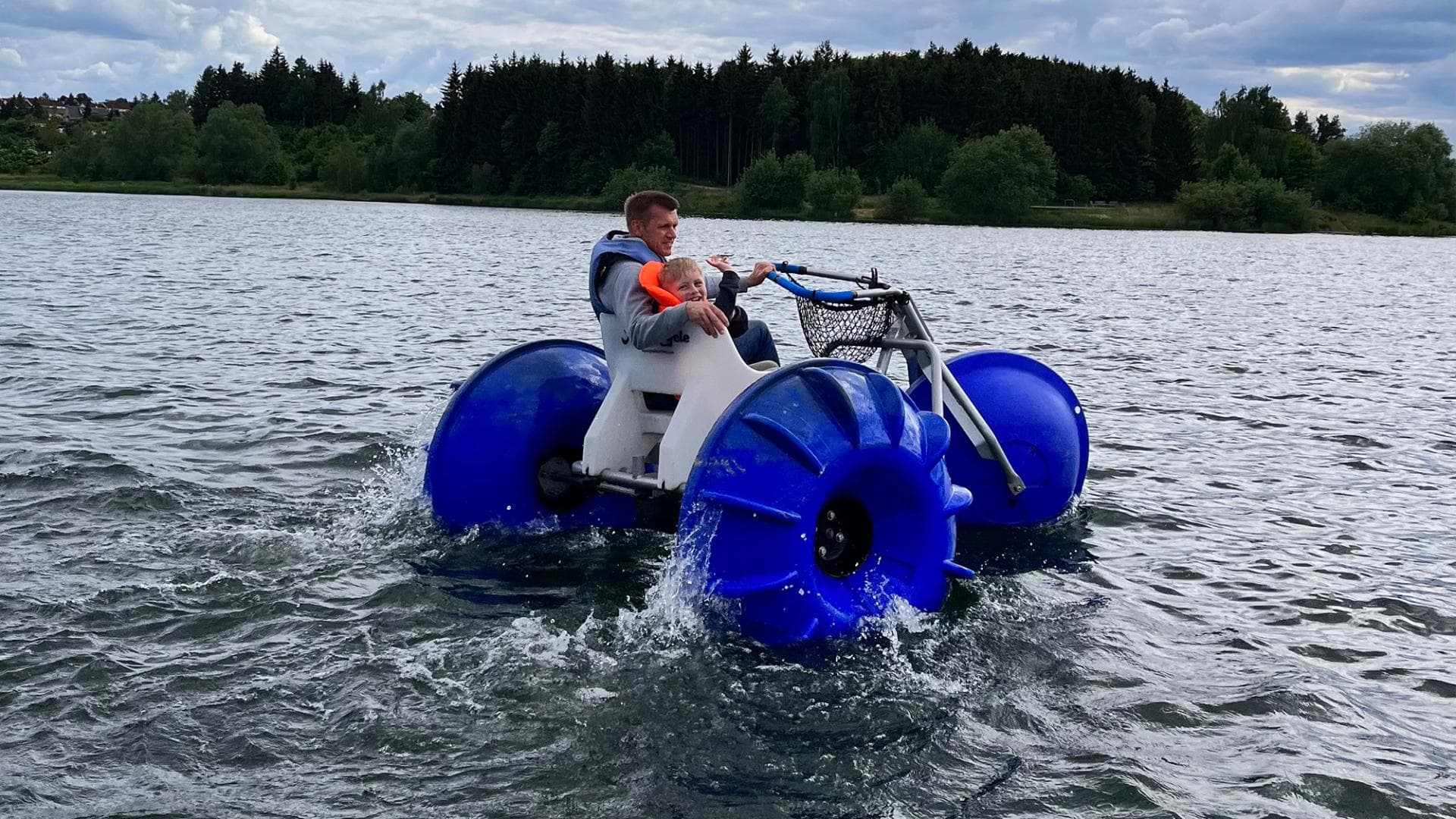 Die Fahrt mit den Aqua Cycles auf der Talsperre kommt bei den Jungs super an Die Fahrt mit den Aqua Cycles auf der Talsperre kommt bei den Jungs super an