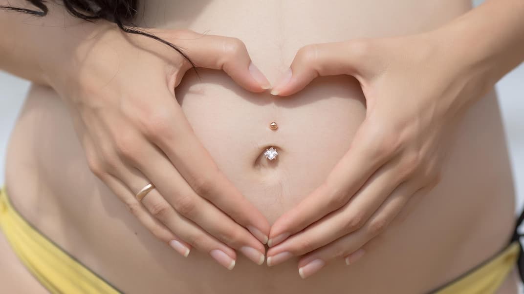 Ein Bauchnabelpiercing in der Schwangerschaft