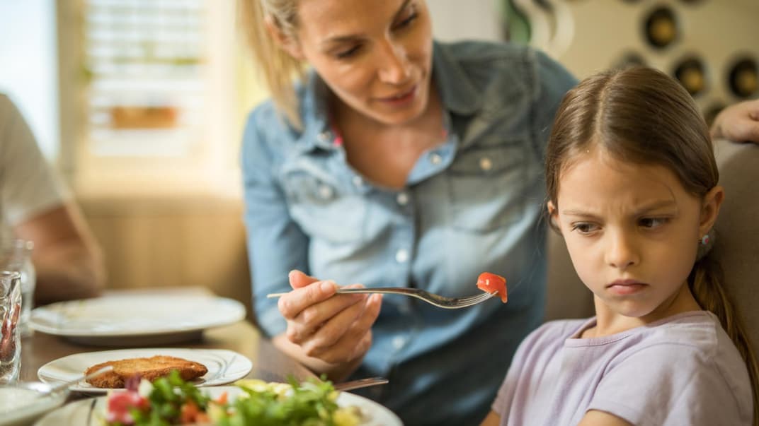 Kind will den Salat von der Mutter nicht.