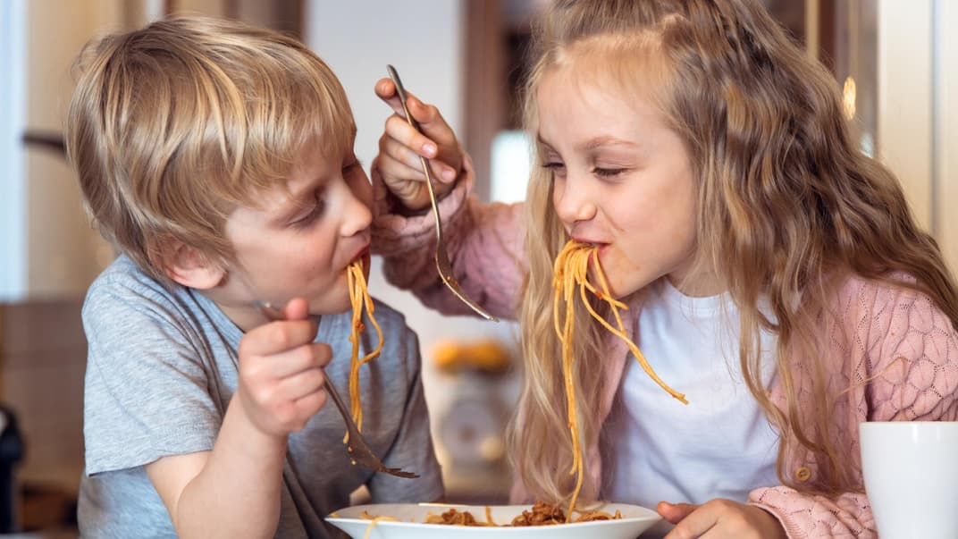 Kinder essen Spaghetti