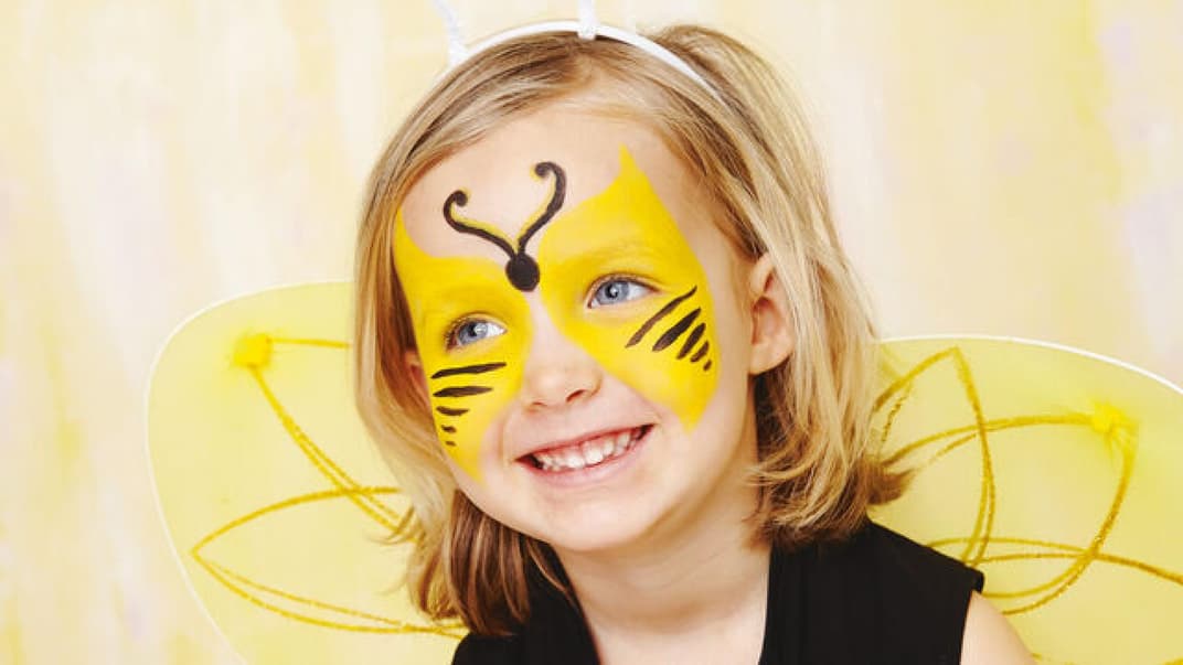 Ein kleines Mädchen wurde als Biene geschminkt