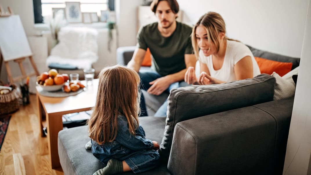 Eltern sprechen eindringlich mit Kind.