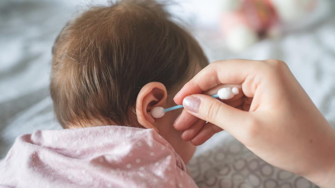 Darf man mit Wattestäbchen Babys Ohren säubern?