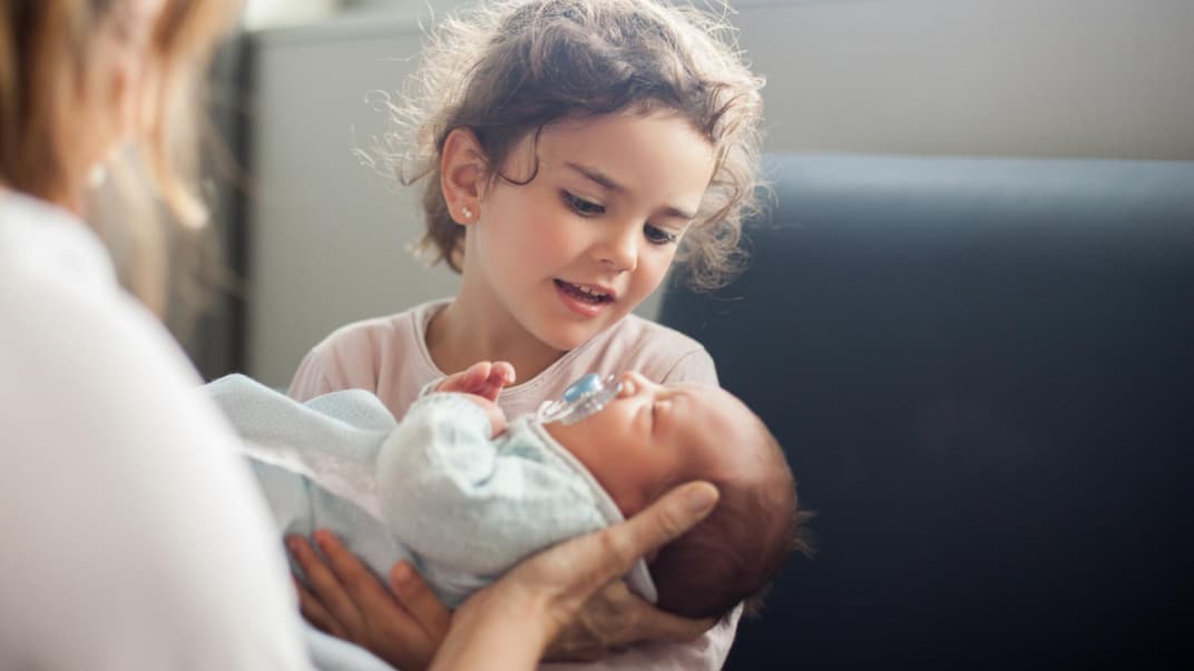Wenn das Baby die Geschwister kennenlernt