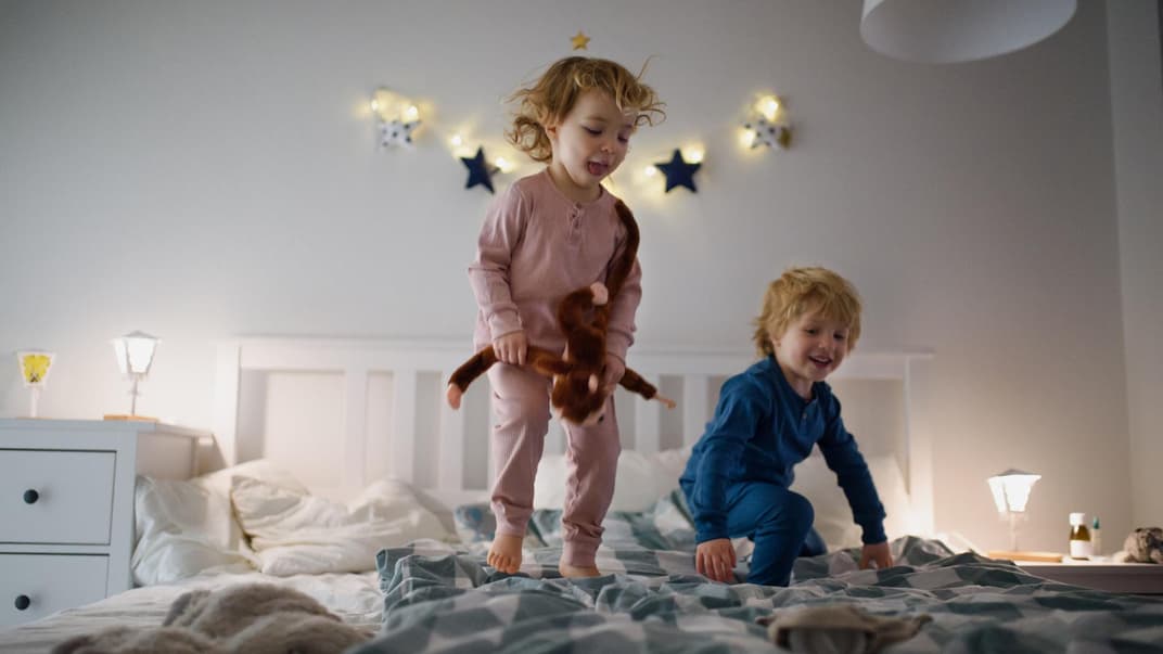Kinder toben vorm Einschlafen - gut so!