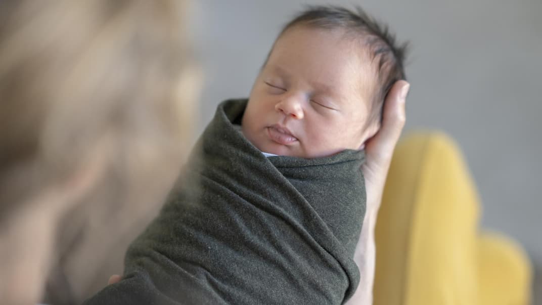Ein Baby, das gepuckt wurde.