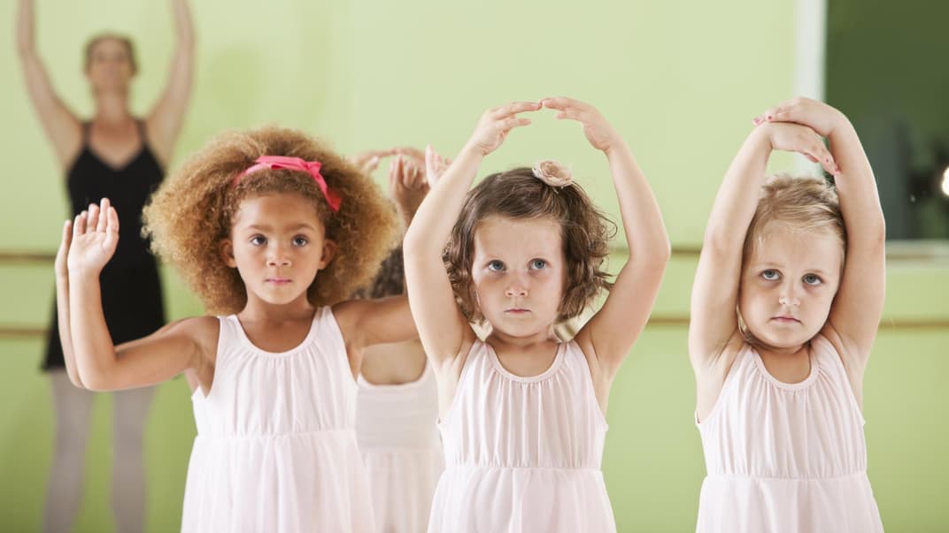Kinder beim Ballettunterricht