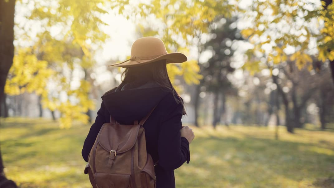 Frau trägt einen Wickelrucksack aus Leder.