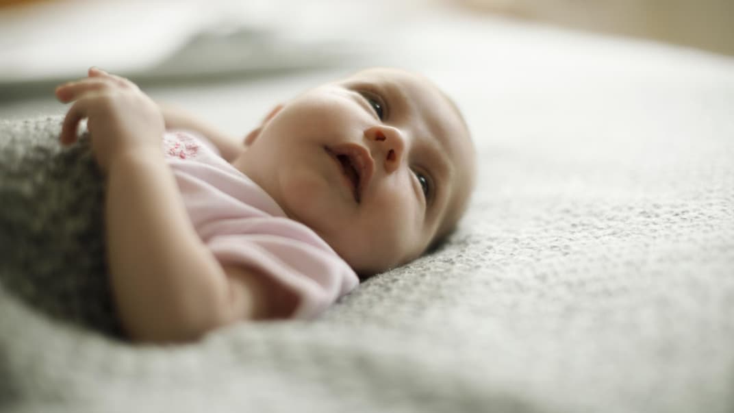 Ein kleines Baby, das guckt.