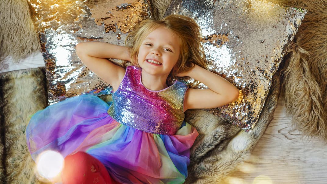 Kind im Glitzerkleid