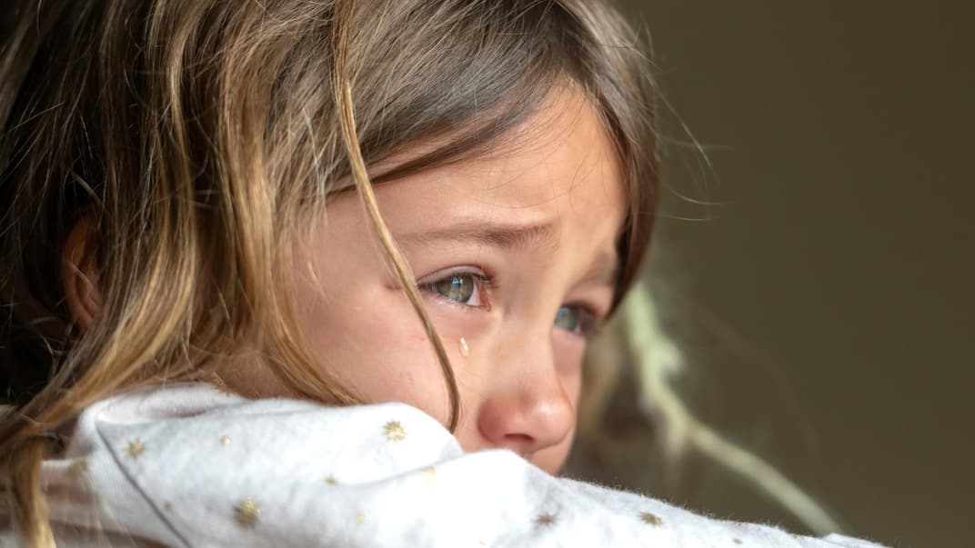 Mädchen weint beim Abschied