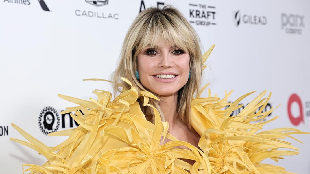 Heidi Klum in gelbem Feder-Kleid