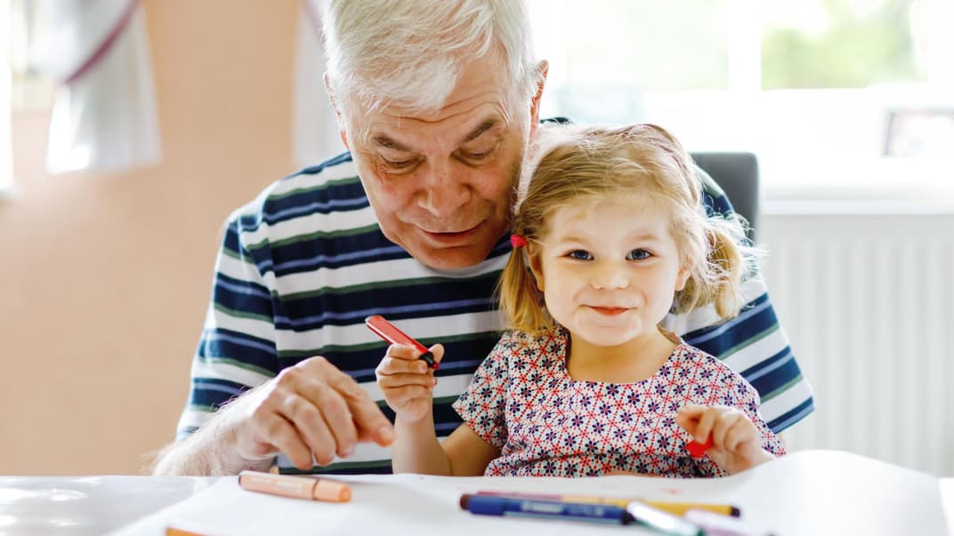 Mädchen malt mit Opa