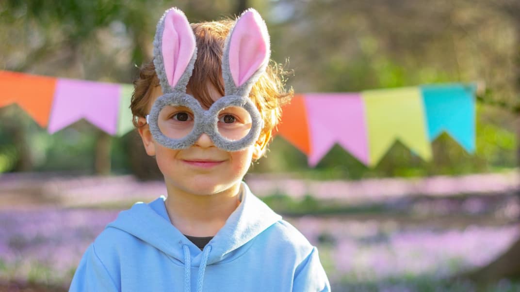 Ein kleiner Junge mit einer Osterhasen-Brille.