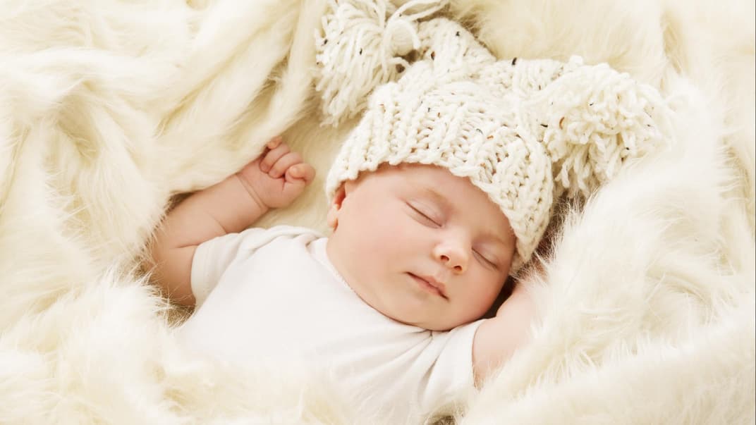 Baby komplett in Beige gekleidet