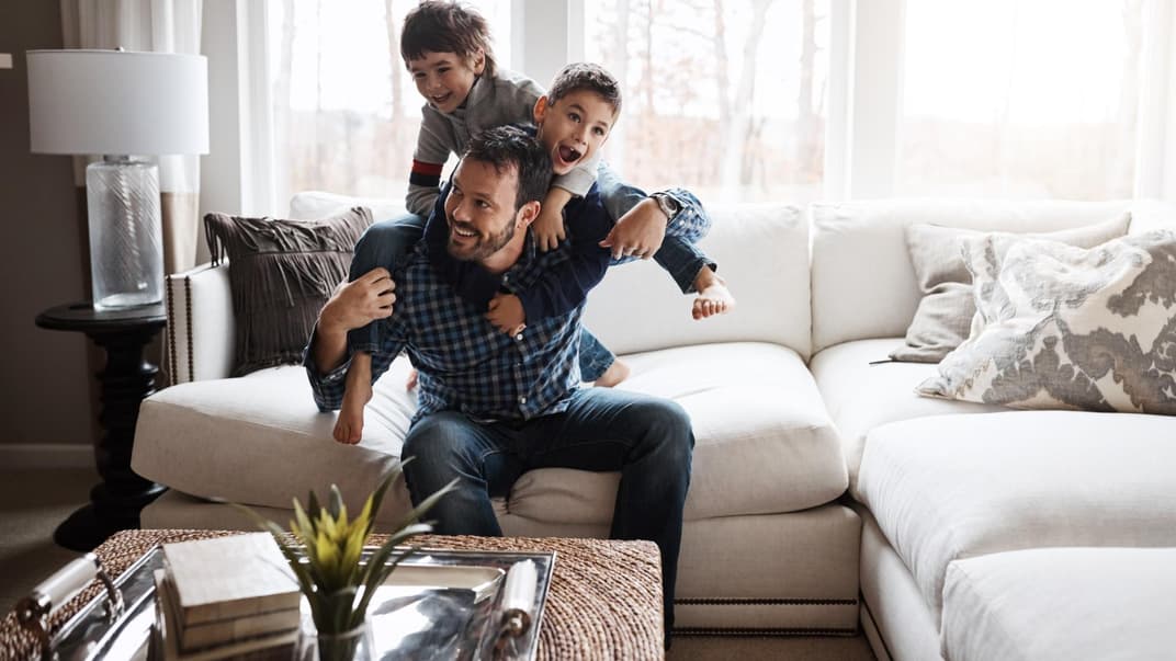 Vater tobt mit zwei Kindern
