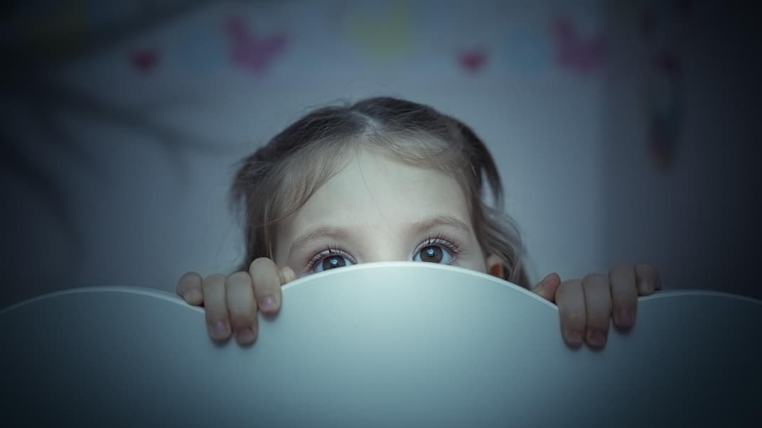 Kleines Kind ist in der Nacht wach.