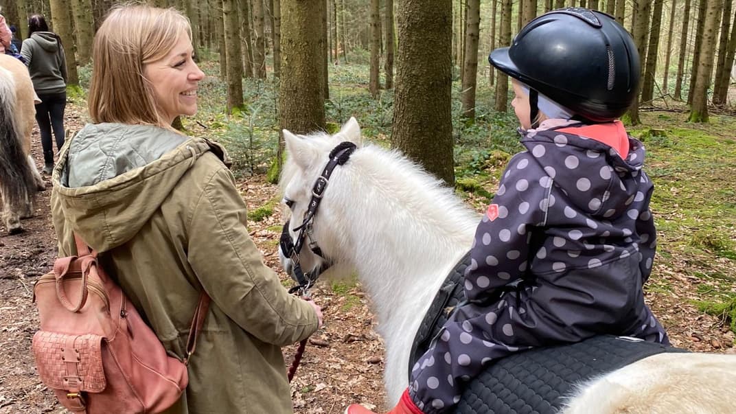 Mutter und Tochter beim Ponyreiten im Bayerischen Wald