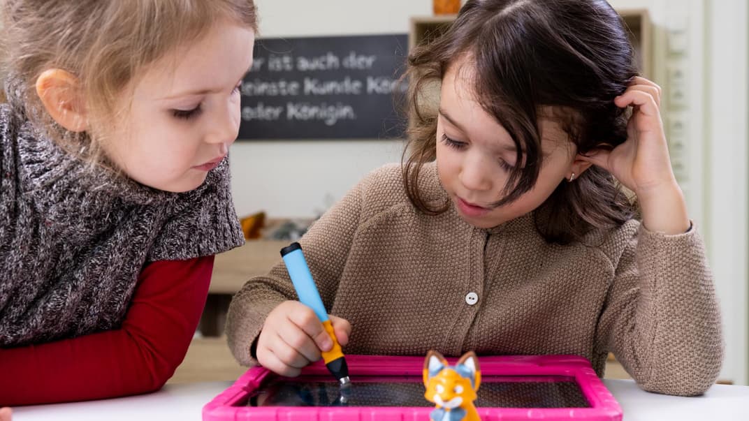 Zwei Mädchen spielen am Tablet mit der Edurino-Lernapp