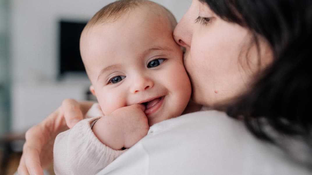 Mutter küsst ihr Baby