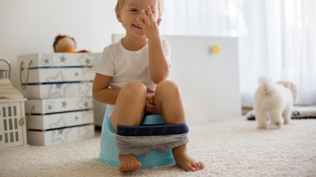 Junge sitzt auf dem Töpfchen.