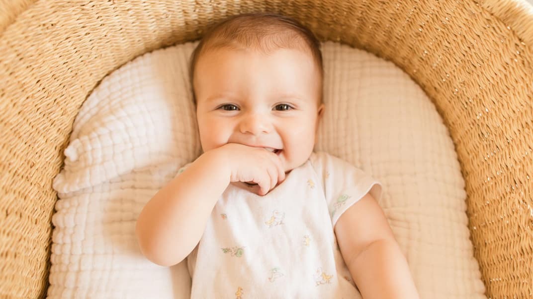 Ein kleiner Junge liegt in seinem Bett.