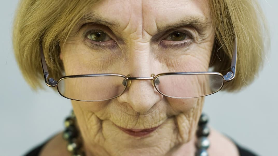Oma mit Brille schaut streng.