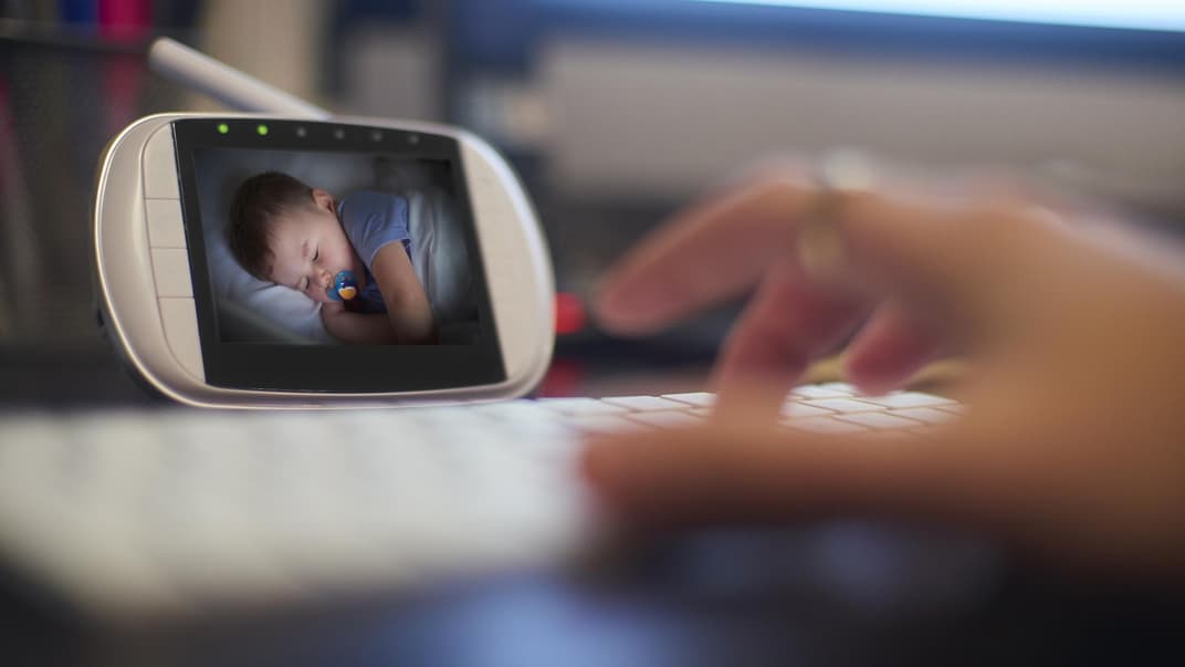 Schlafendes Baby in der Babycam