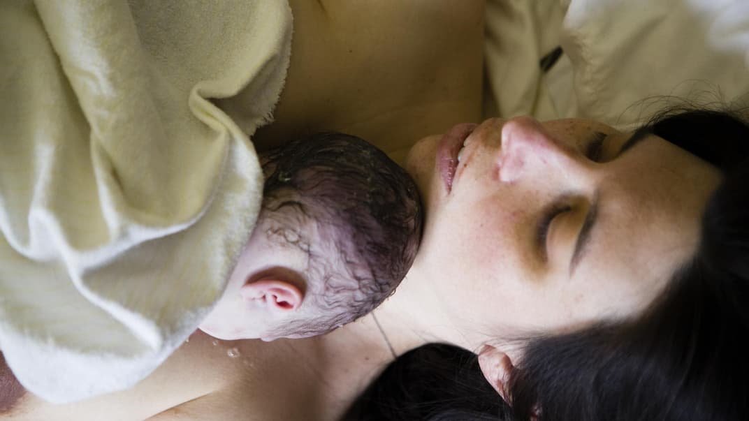 Mutter mit neugeborenem Säugling