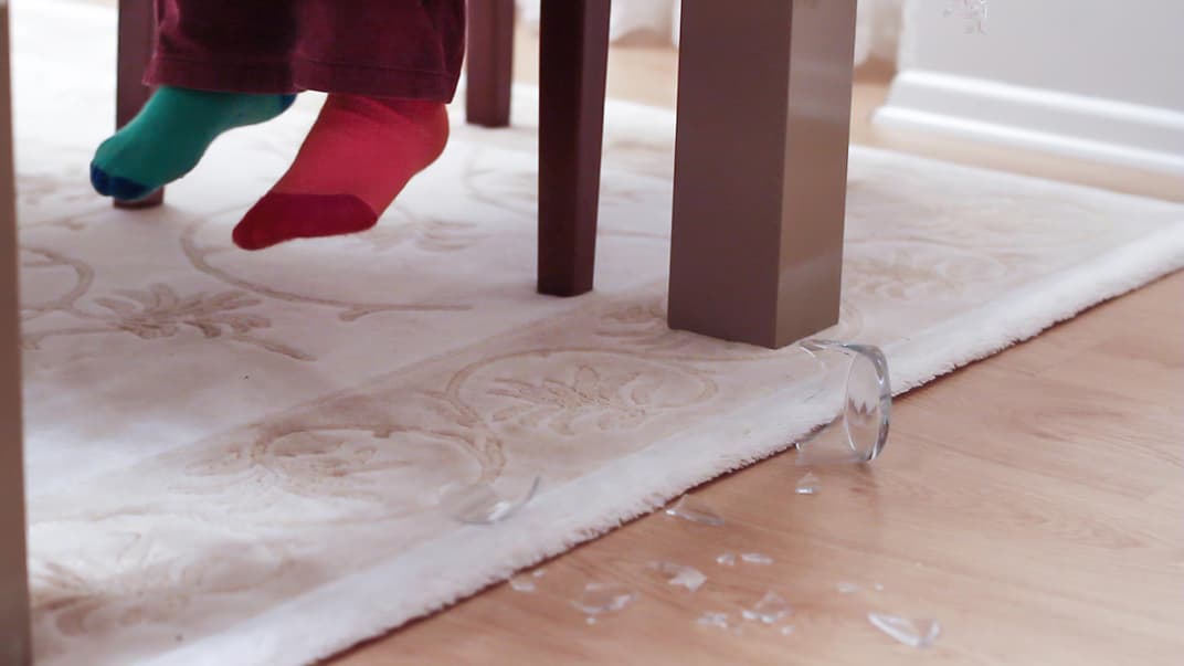 Kinderfüße neben Scherben