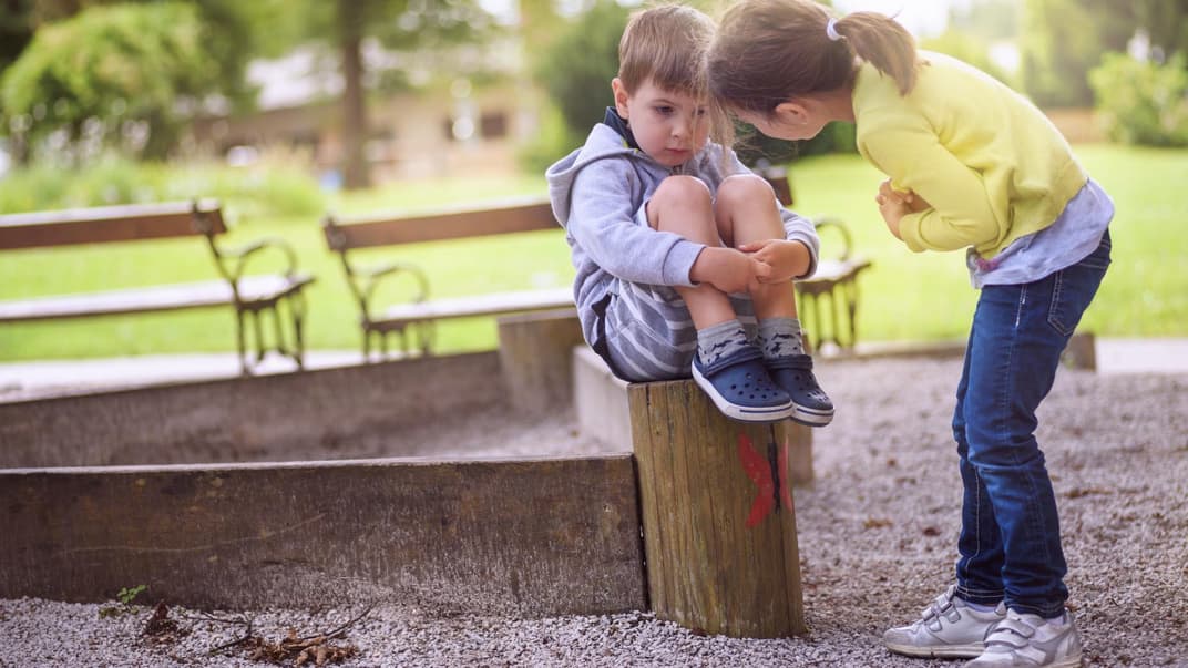 Mädchen tröstet Jungen.