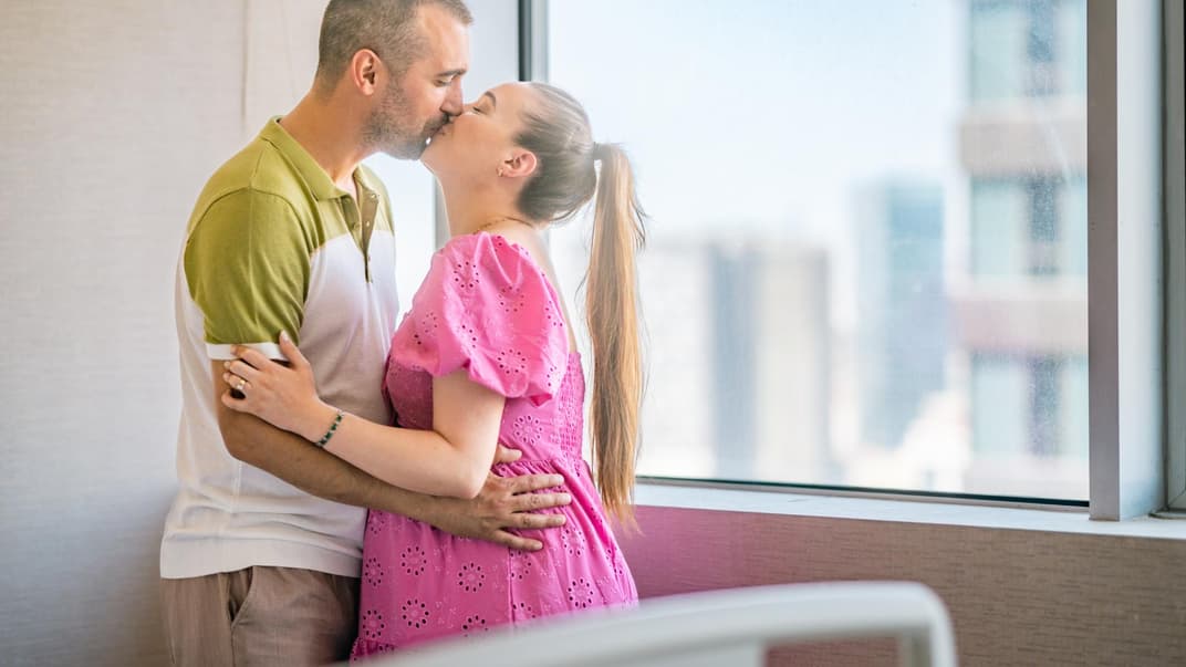 Werdende Eltern auf der Entbindungsstation.