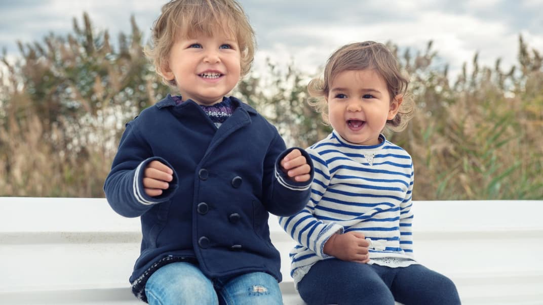 Zwei Kinder freuen sich.