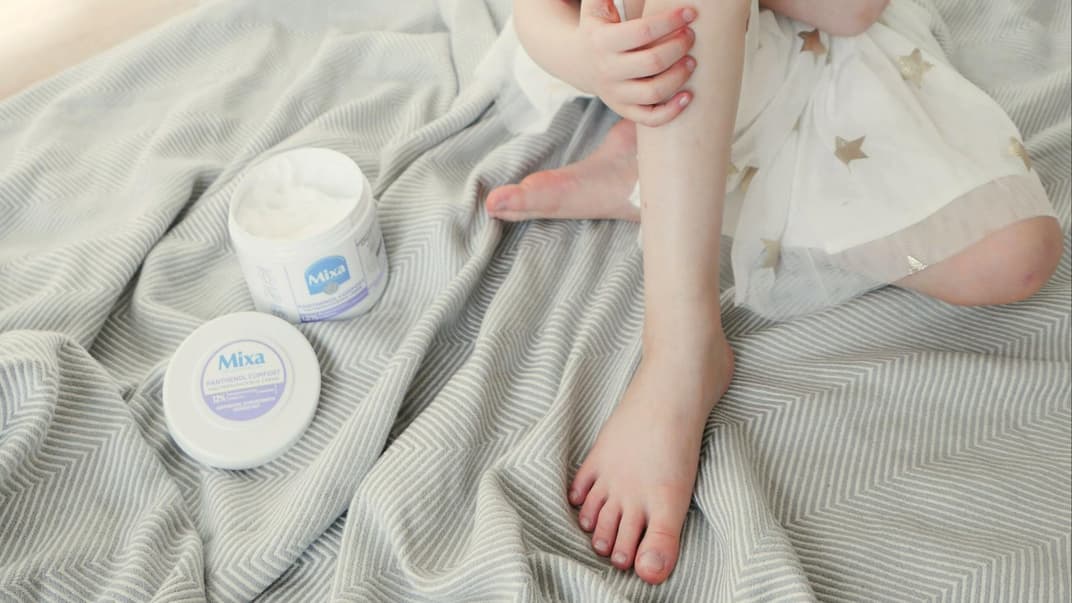 Mama Ulrike und Tochter sind von der neuen Creme von Mixa begeistert