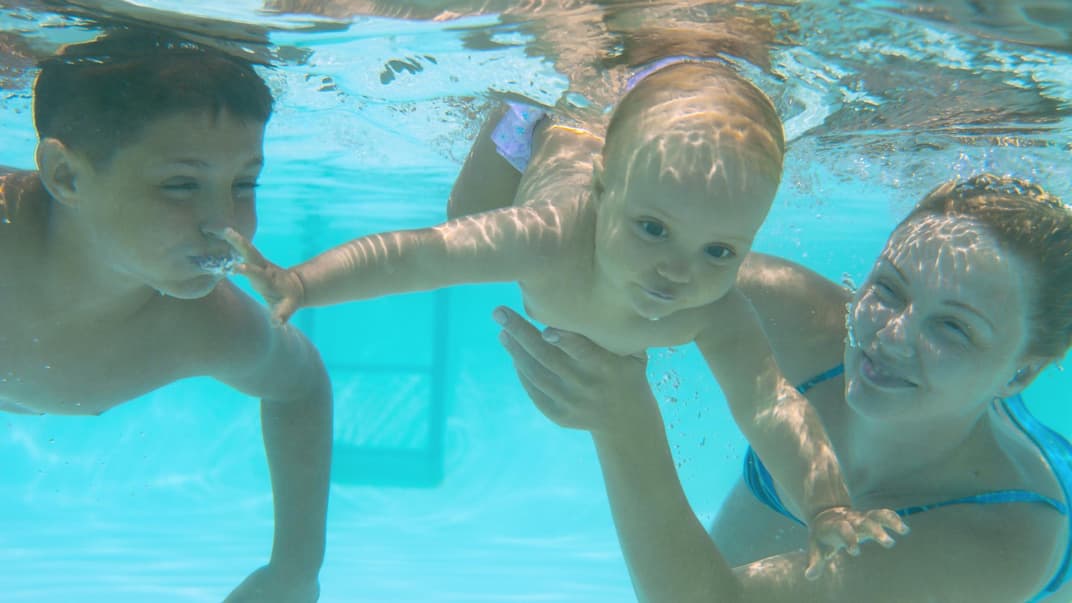 Baby beim Tauchen im Babyschwimmkurs