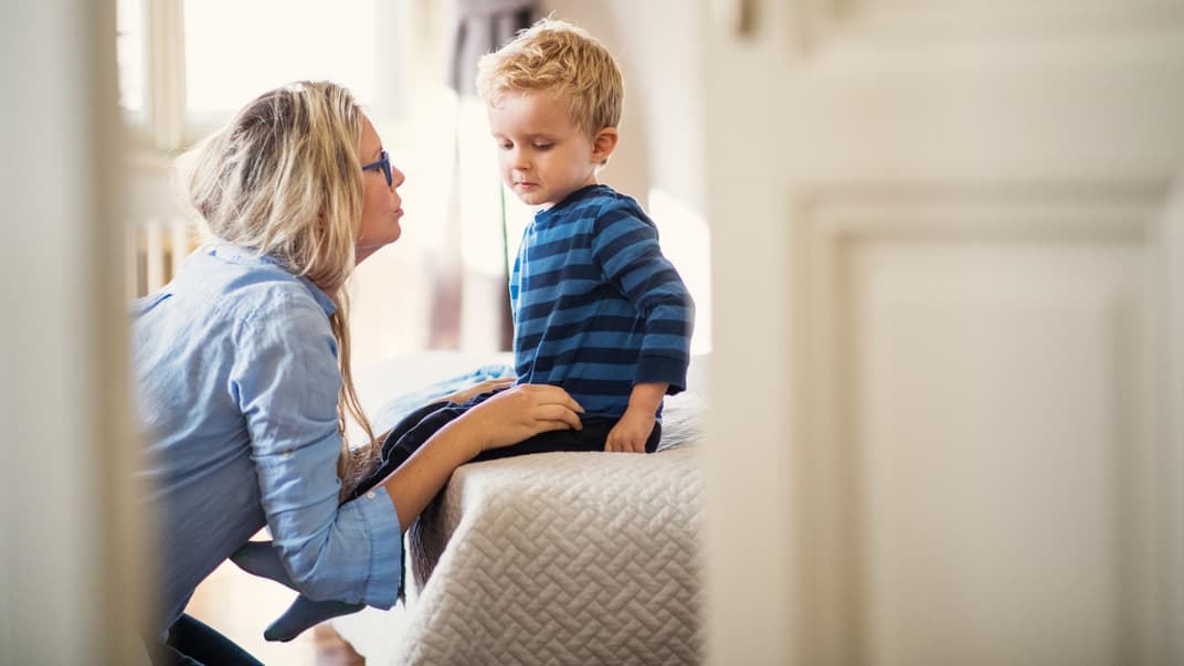 Mutter spricht mit ihrem Sohn.