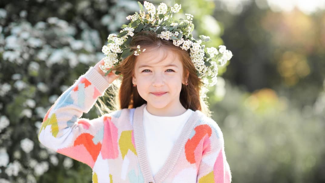 Mädchen mit Blumenkranz