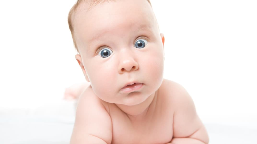 Baby macht große Augen.
