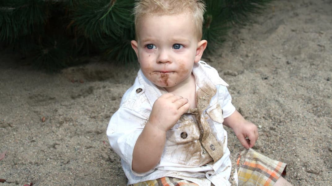 Ein mit Sand verschmiertes Kind