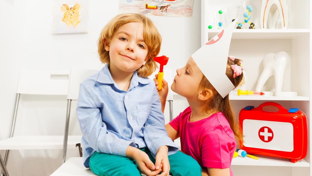 Kind untersucht Kind